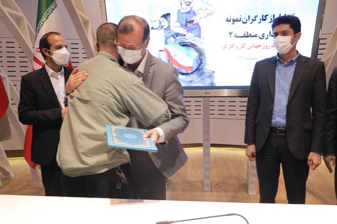 تجلیل از کارگران شهرداری منطقه 2 به مناسبت روزجهانی کارگر