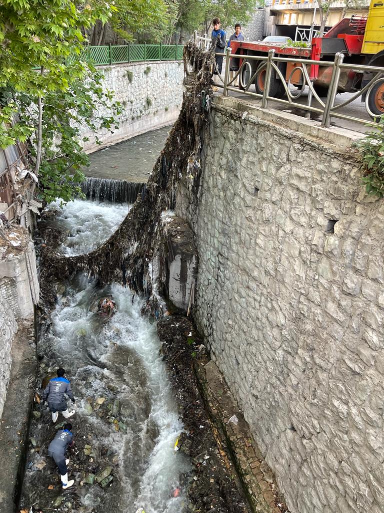 زباله گیر فرسوده مسیل مقصودبیک جمع آوری شد