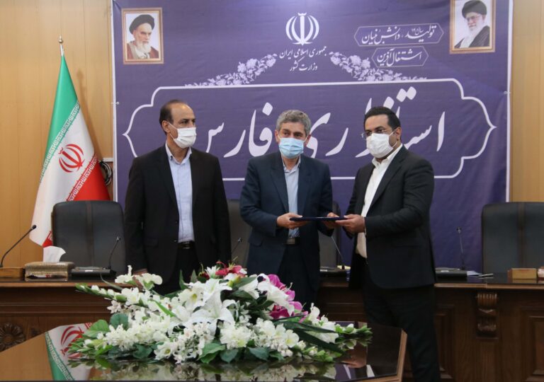 امضای تفاهم نامه مشارکت مالی مجتمع فولاد غدیر نی ریز در احداث شبکه شهری