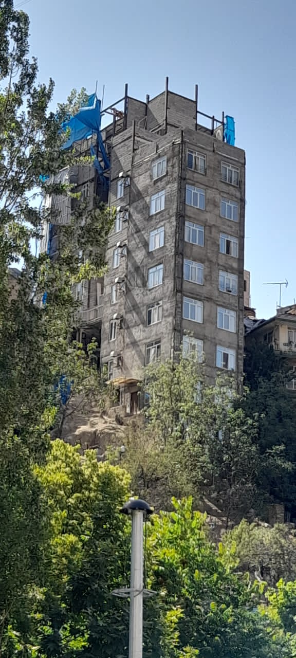 ساختمان معروف به سنگ دوقلوی محله گلابدره آماده اعمال رای و تخریب است