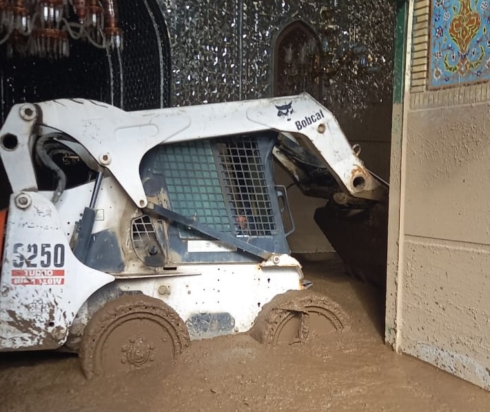 حضور عوامل شهرداری منطقه ۱۰ تهران در کمک رسانی سیل زدگان