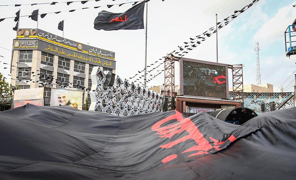 اهتزاز ۲۵۰ ابرپرچم محرم حسینی بر روی ساختمان‌های بلند پایتخت