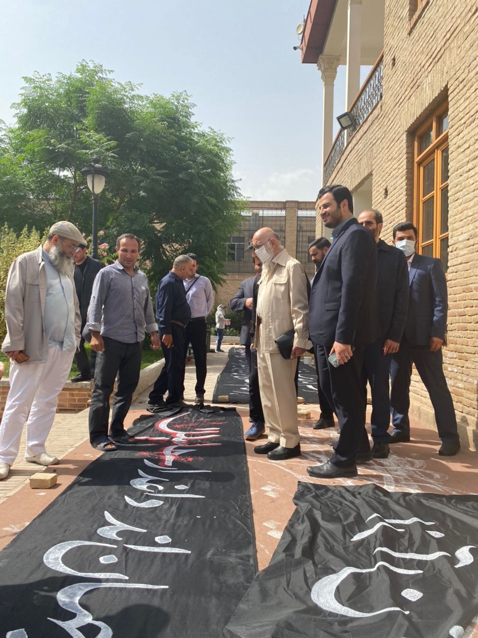 بازدید رییس شورای اسلامی شهر تهران از کارگاه پارچه‌نویسی عاشورایی کاتبان سوگ