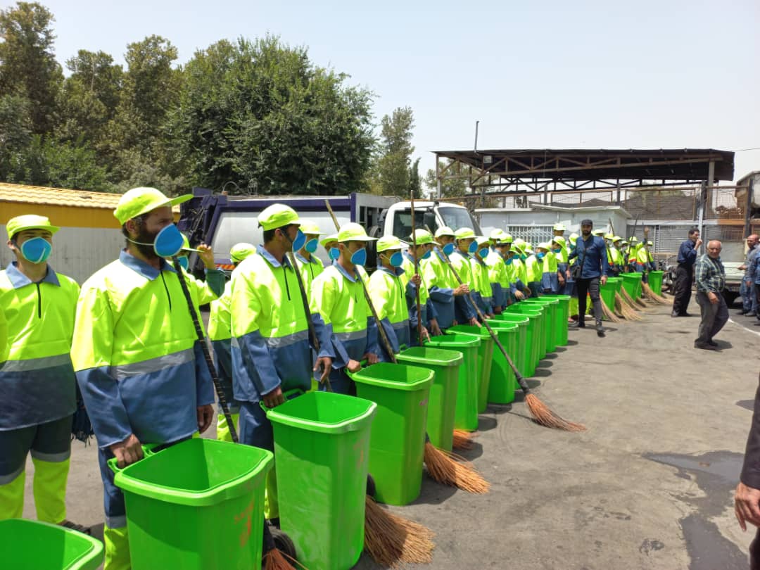 تهیه و توزیع البسه و تجهیزات جدید خدمات شهری در میان پاکبانان منطقه ۱۰