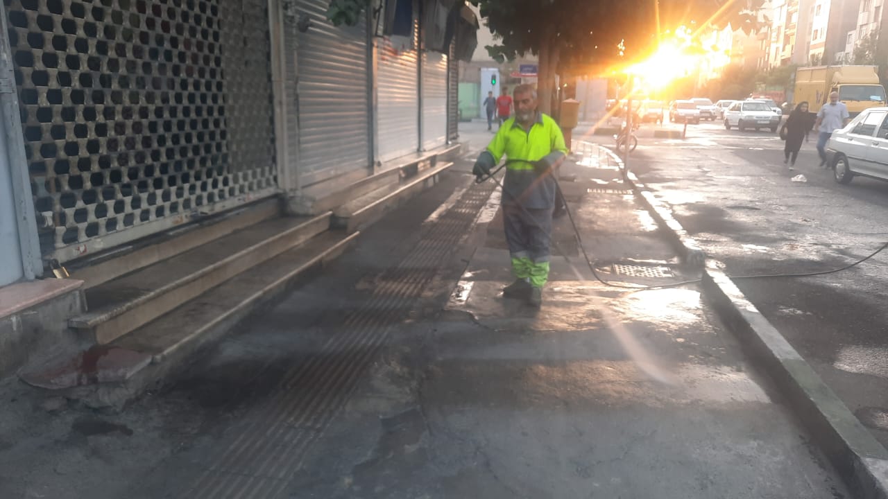 اجرای طرح لایروبی و شست‌وشوی معابر و گذرگاه‌ها در بلوار امام خمینی (ره)