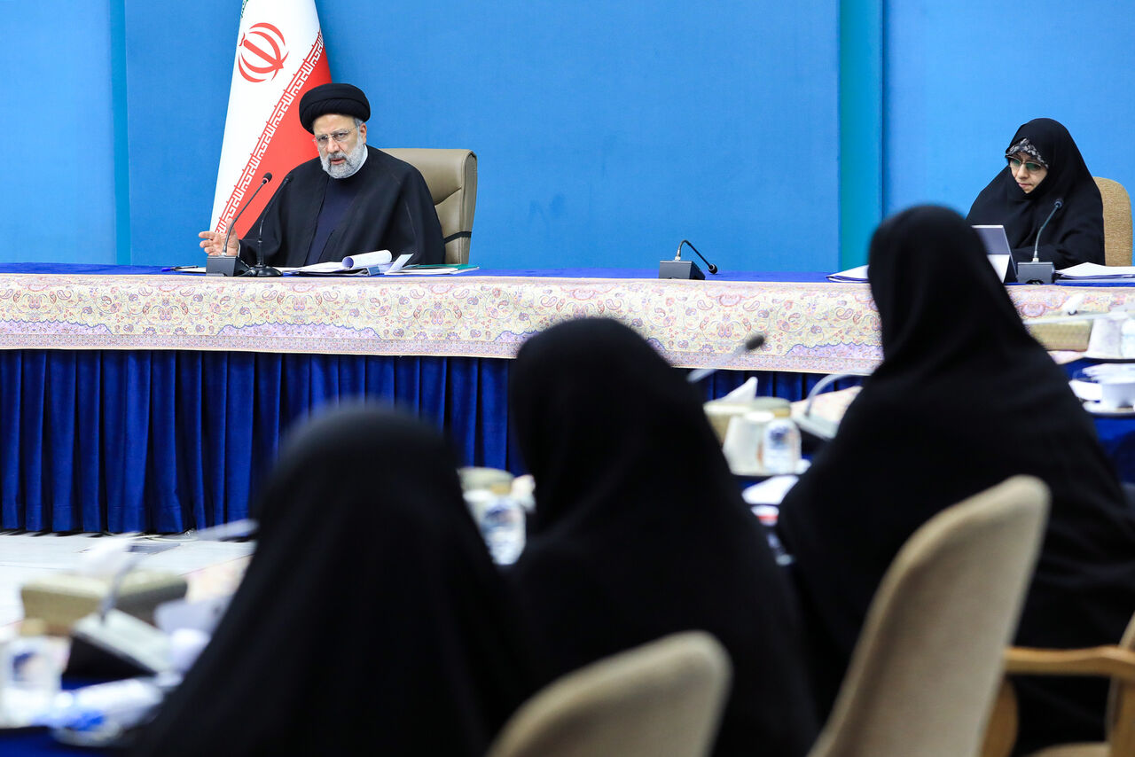 ستاد ملی زنان بر اجرای قوانین این حوزه تمرکز کند