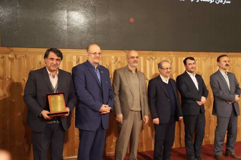 منطقه ویژه اقتصادی لامرد موفق به دریافت جایزه پیشروان بهره وری سه ستاره شد