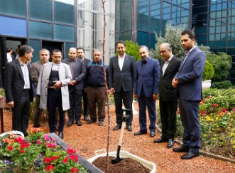 کاشت نهال «امید ملت» به دست مدیرعامل بانک ملت