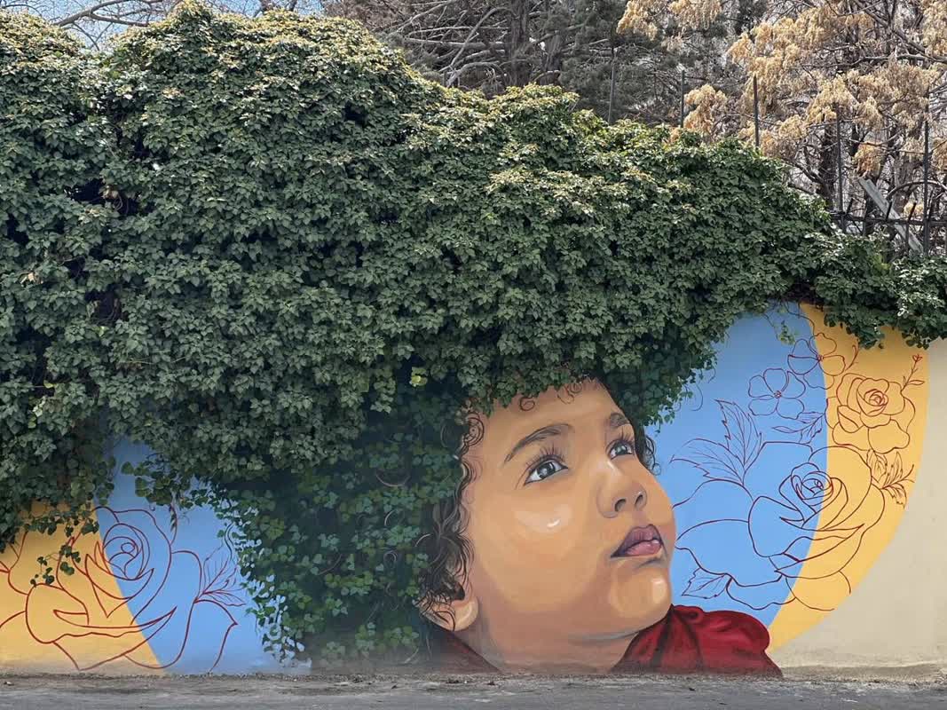 طرح‌های هنری زیبا بخش معابر منطقه2 شد