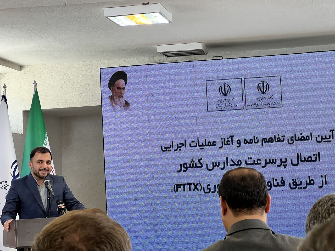 اتصال همه مدارس به اینترنت پرسرعت از طریق فیبرنوری تا پایان دولت سیزدهم