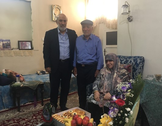 دیدار یکی از مدیران صندوق قرض الحسنه شاهد با خانواده یک شهید