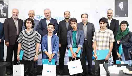 اهداء بیمه‌نامه زندگی‌بهادار بیمه دی به نفرات برتر کنکور توسط بیمه دی