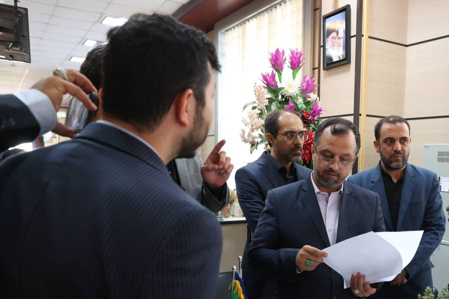 بازدید سرزده وزیر اقتصاد از شعبه بانک صادرات ایران در اسلامشهر