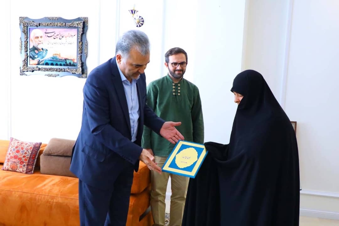 تاکید مدیرعامل بانک دی بر دیدار با خانواده شهدا