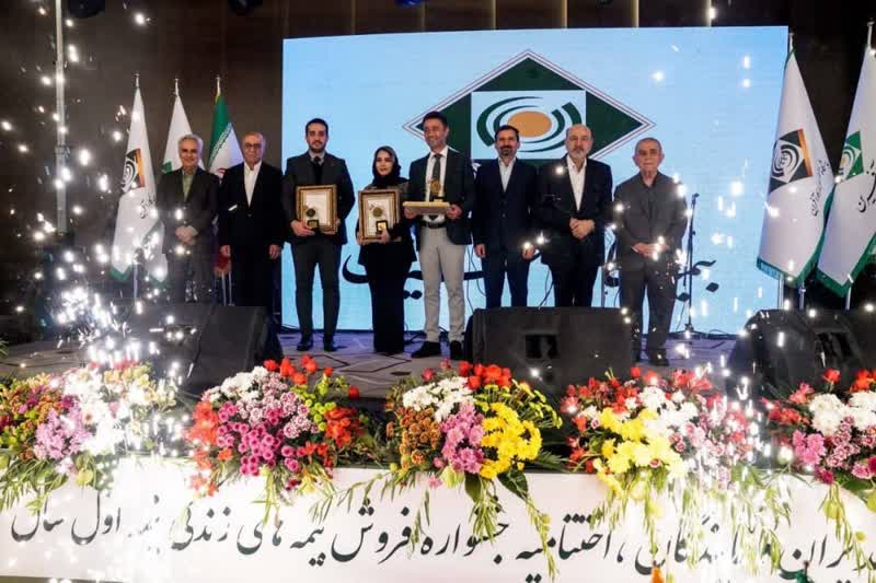 تجلیل از نمایندگان برتر بیمه کارآفرین در شش ماه نخست ۱۴۰۲