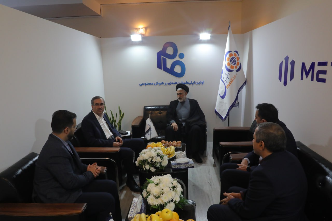 استقبال بازدیدکنندگان از غرفه موسسه اعتباری ملل در همایش بانکداری الکترونیک
