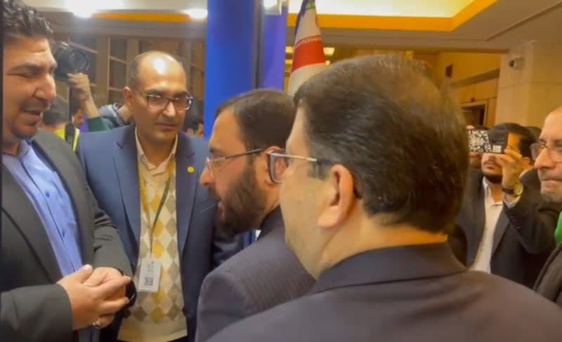 بازدید قائم‌مقام وزیر فرهنگ از غرفه بانک سینا در جشنواره فیلم فجر