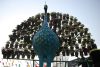 میدان صنعت تهران با المان طاووس مزین به گل، چهره بهاری گرفت
