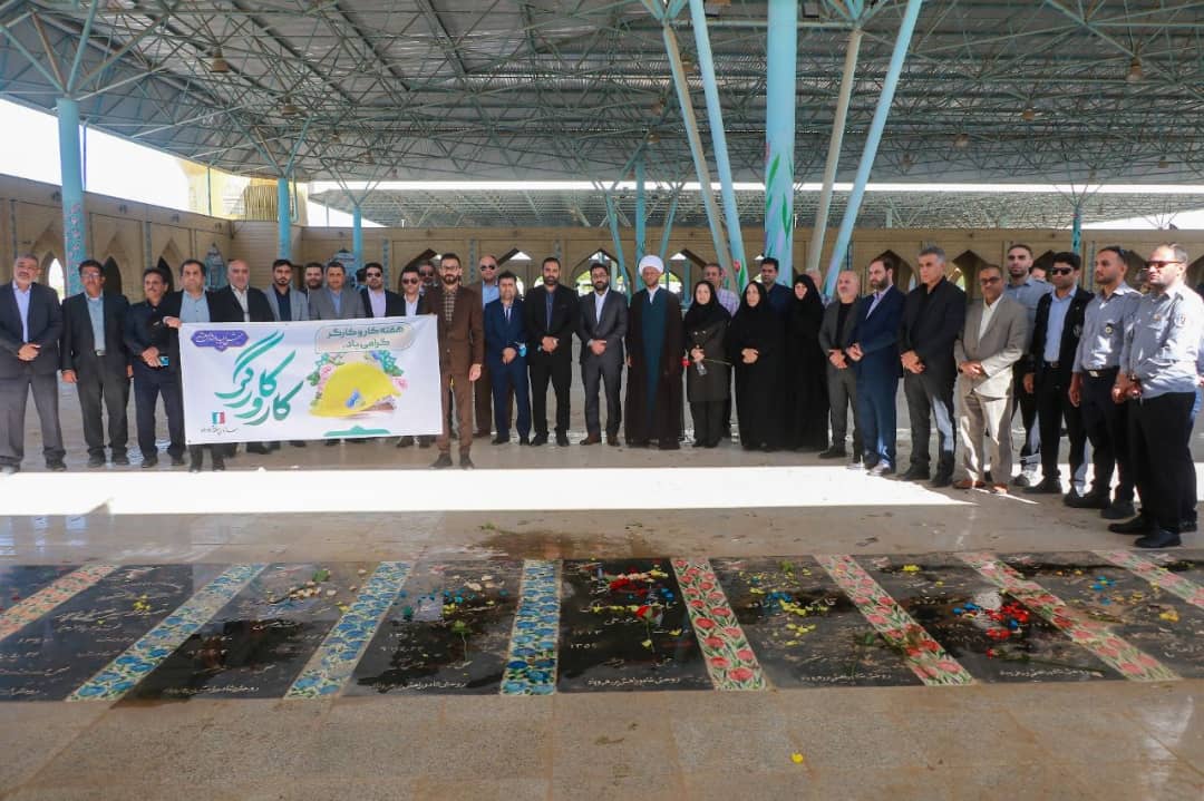 غبار روبی گلزار شهدا به مناسبت هفته کارگر در منطقه آزاد اروند