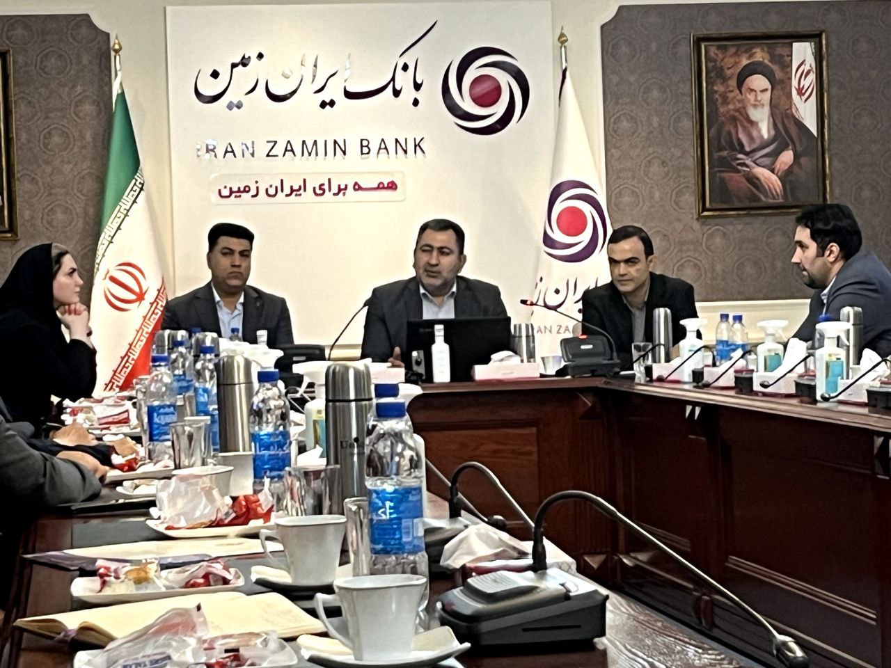 برگزاری جلسه روسای شعب منطقه یک استان تهران بانک ایران زمین