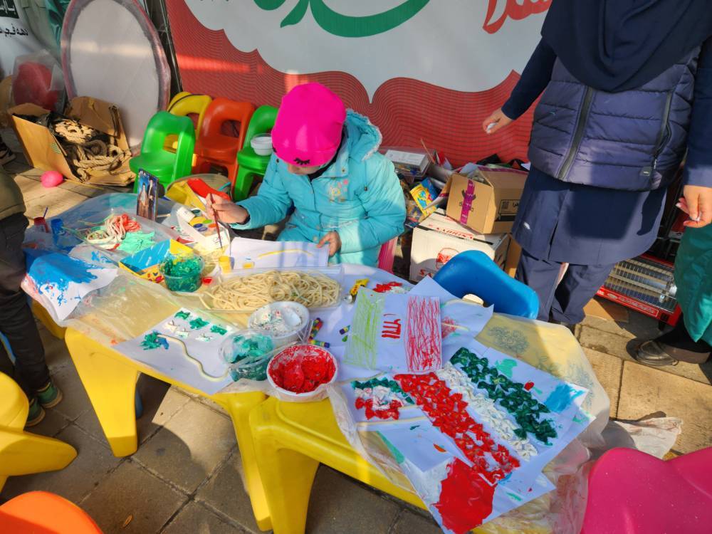 استقبال شهروندان از پردیس فرهنگی منطقه یک در راهپیمایی ۲۲ بهمن