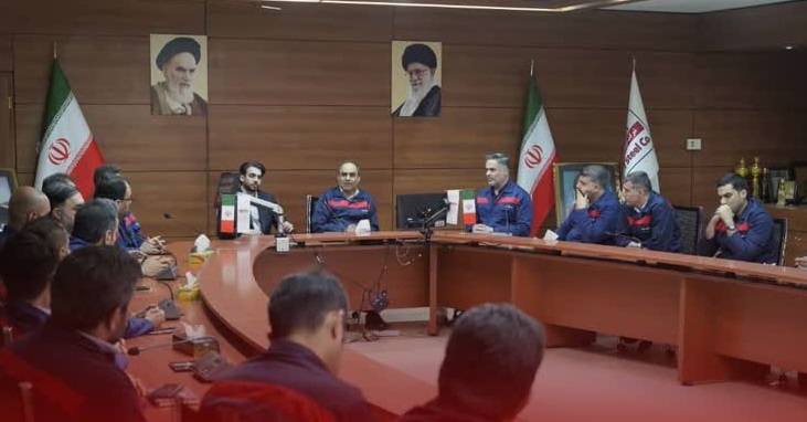 بازدید مدیرعامل جدید فولاد اکسین از کارخانه و گفتگو با جهادگران خط تولید
