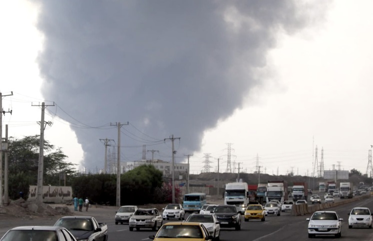 اطفای حریق بندر شهید رجایی با همه امکانات در حال انجام است