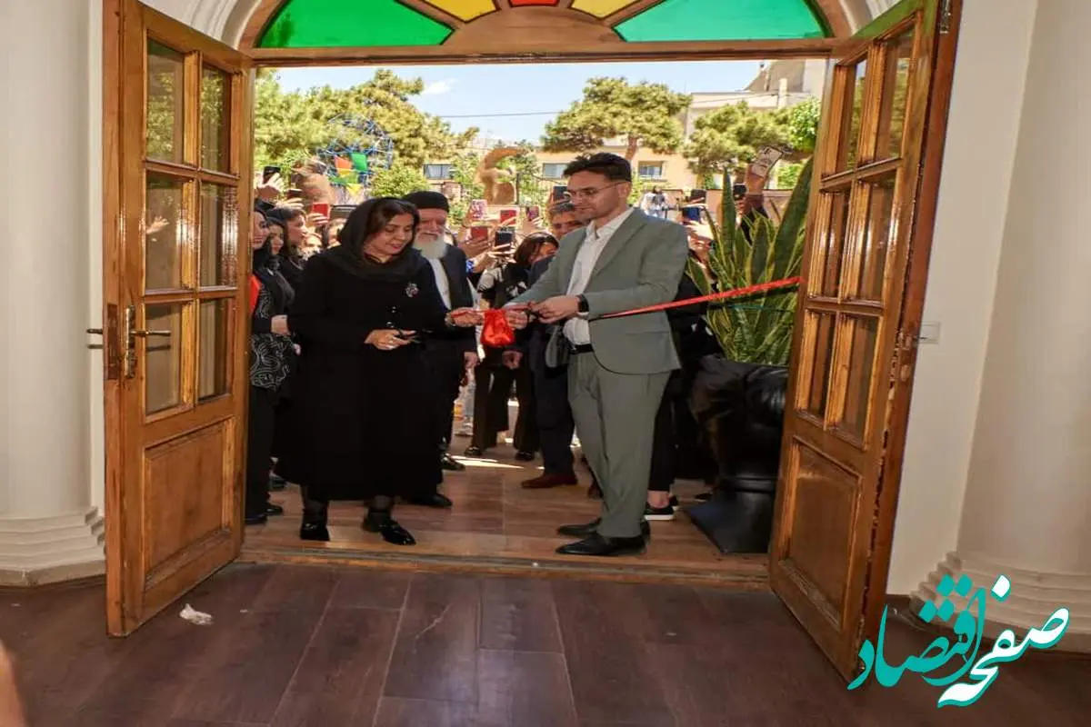 برگزاری نخستین نمایشگاه آثار هنری ساخته شده با مو و شینیون فانتزی در ایران