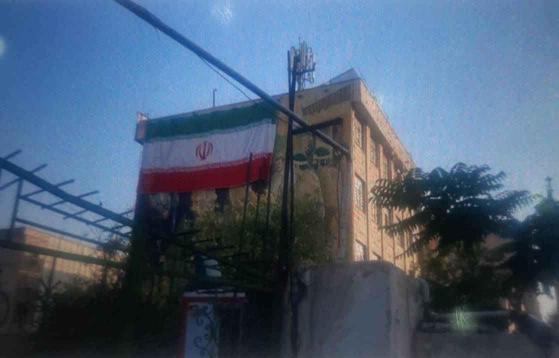 اهتزاز نما پرچم جمهوری اسلامی ایران در ساختمان‌های منطقه ۲