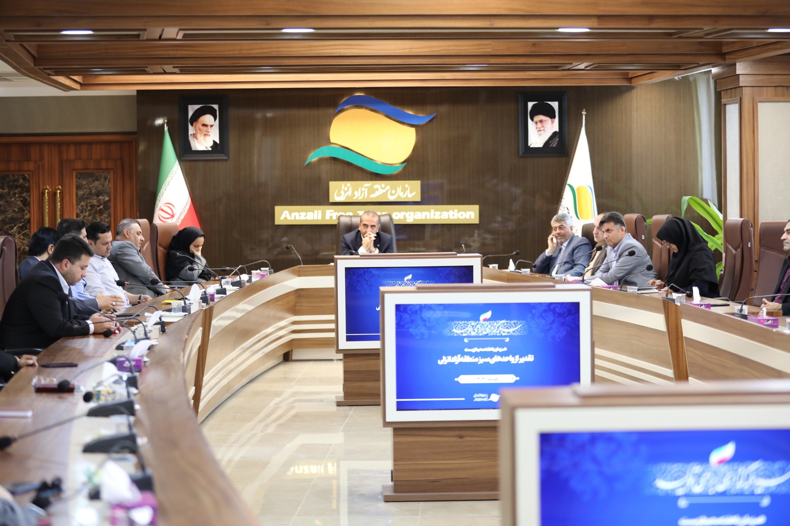 نخستین نشان برتر مدیریت سبز فعالان اقتصادی منطقه آزاد انزلی اهداء شد