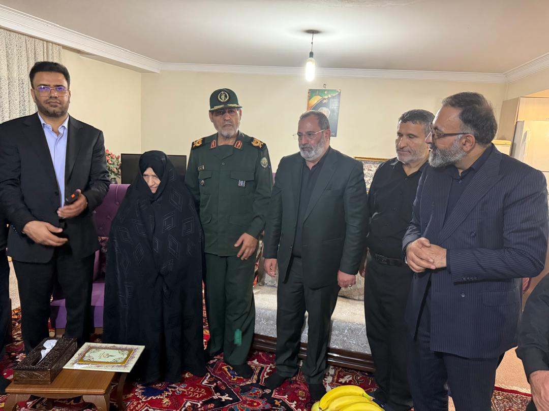 دیدار مسئولان قرارگاه اجرایی بیانیه گام دوم انقلاب با خانواده شهید سردار حاجی‌زاده