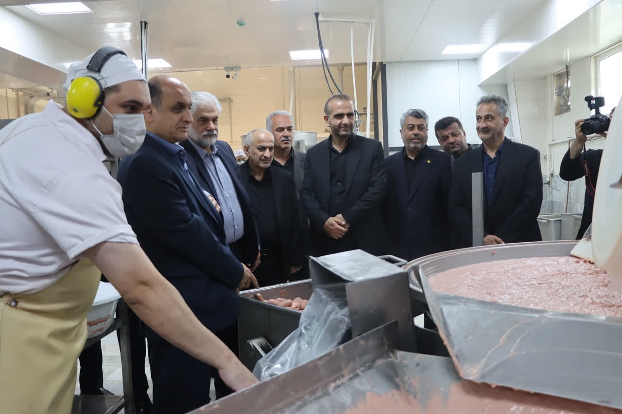 بازدید استاندار گیلان و مدیرعامل سازمان منطقه آزاد انزلی از واحدهای تولیدی شهرک صنعتی منطقه