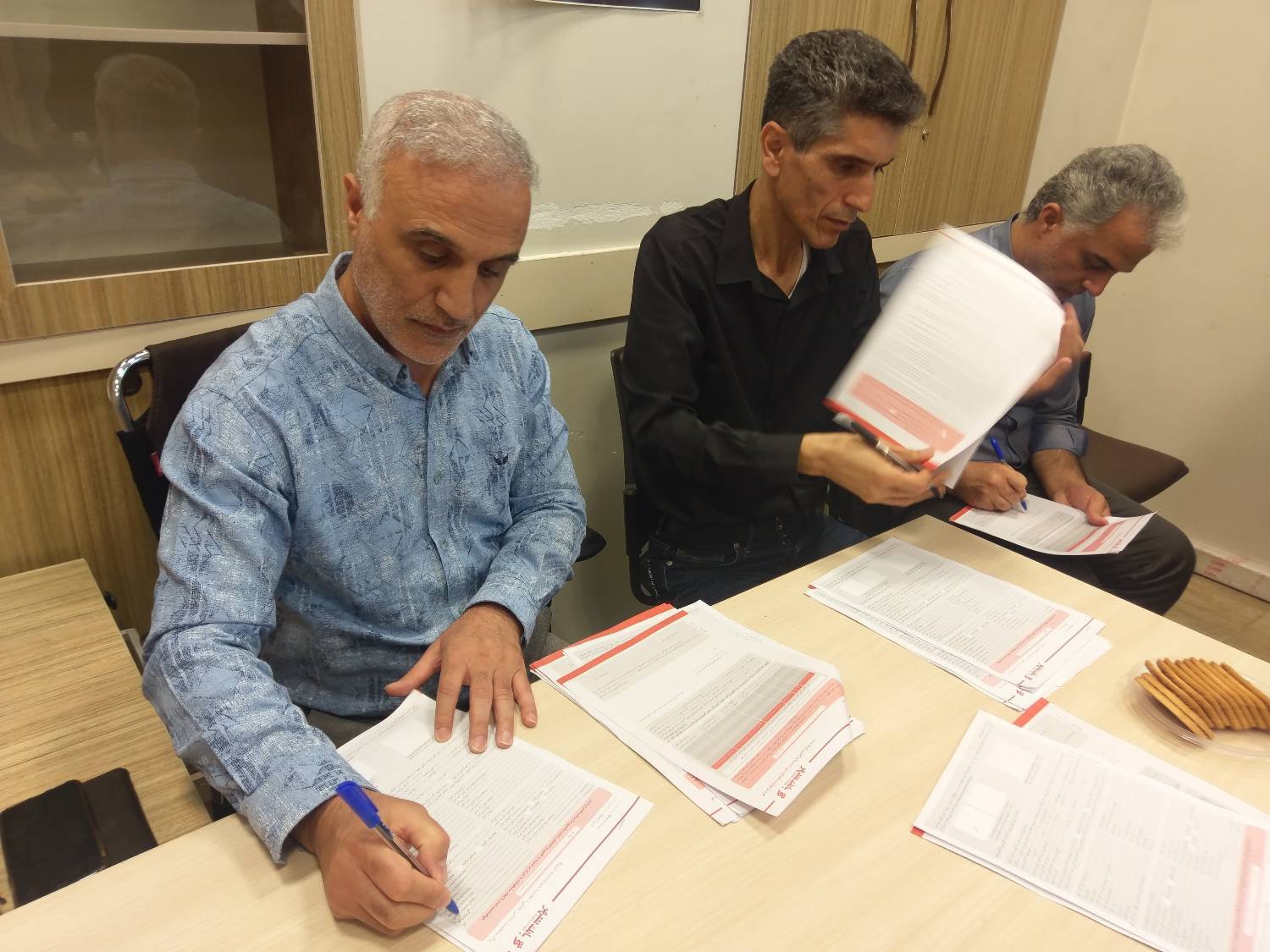 مراجعه تاکسیرانان متقاضی تاکسی‌های برقی برای دریافت تسهیلات بانکی