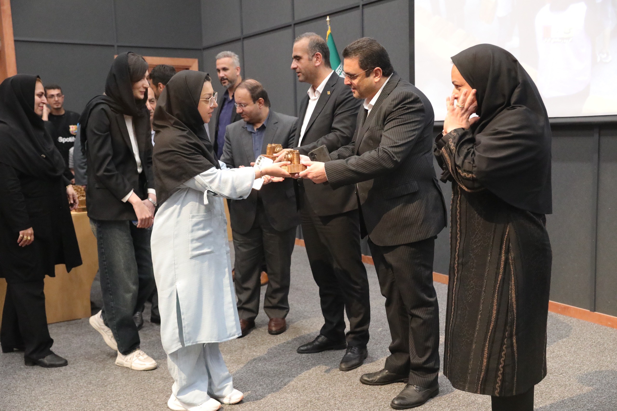 آیین تجلیل از اصحاب رسانه گیلان در منطقه آزاد انزلی برگزار شد