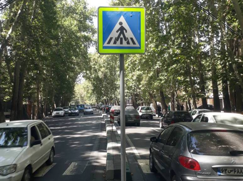 نصب طرح شبرنگ فسفری برای ایمنی عابران پیاده محور ولیعصر