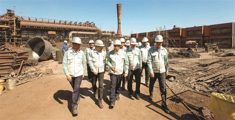 بازدید میدانی مدیرعامل گروه فولاد مبارکه از روند پیشرفت پروژه‌های توسعه آهن‌سازی