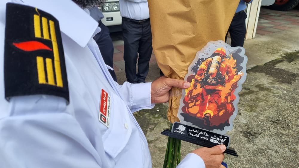 تجلیل مدیرعامل سازمان منطقه آزاد انزلی از ایستگاه‌های آتش‌نشانی