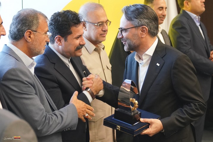 تجلیل از فولاد کاوه جنوب کیش به عنوان واحد نمونه صنعتی استان هرمزگان