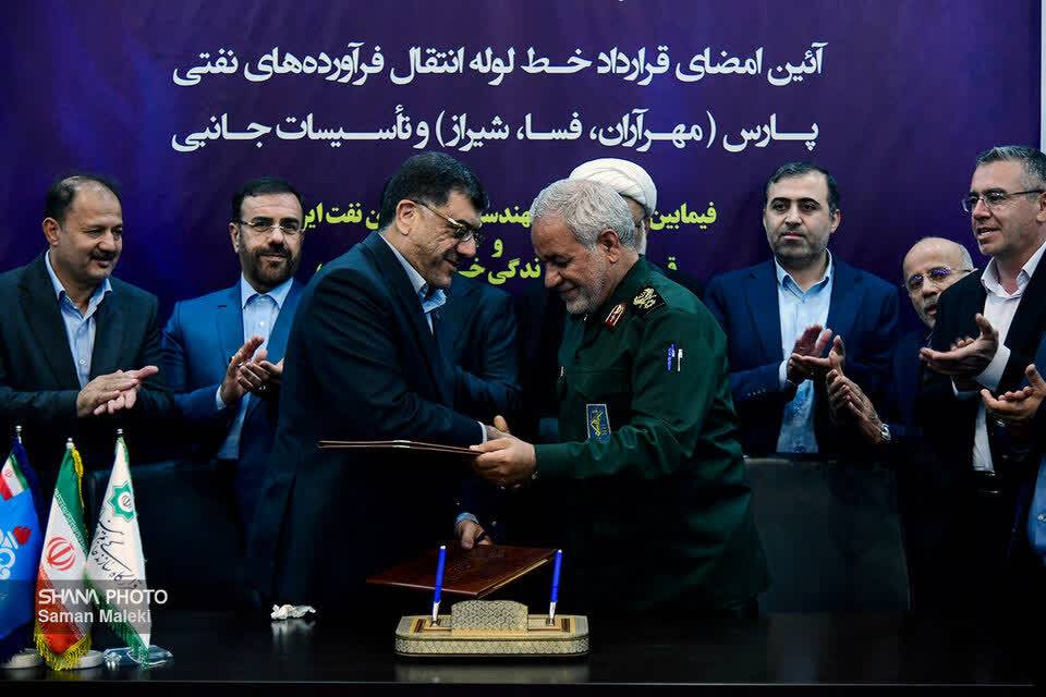 امضای قرارداد احداث خط لوله فرآورده‌های نفتی پارس در فارس