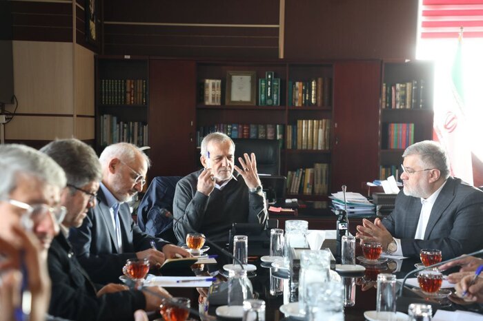 تاکید پزشکیان بر تسریع در اجرای پروژه‌های توسعه شبکه ریلی