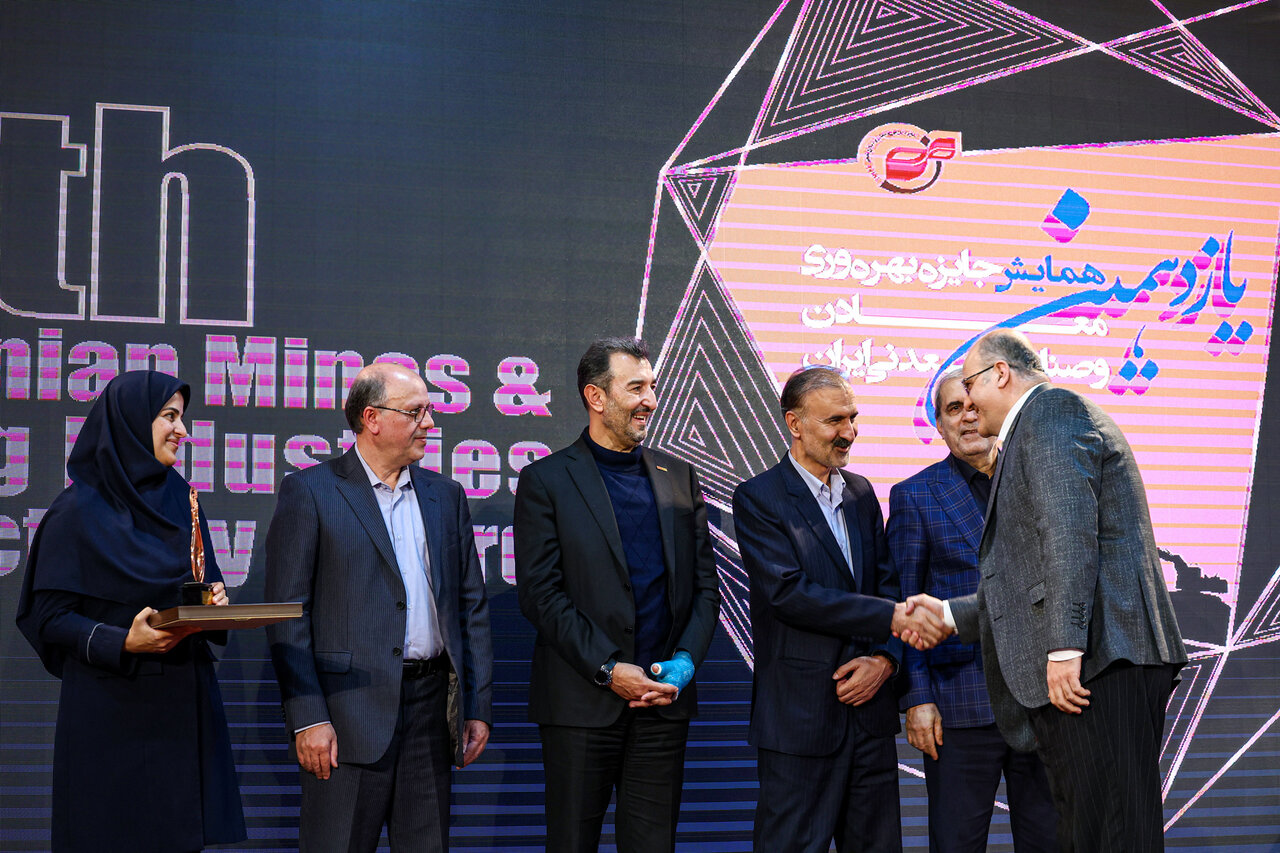 دریافت تندیس برنزین پیشتازان بهره‌وری معادن و صنایع معدنی توسط شرکت ملی مس