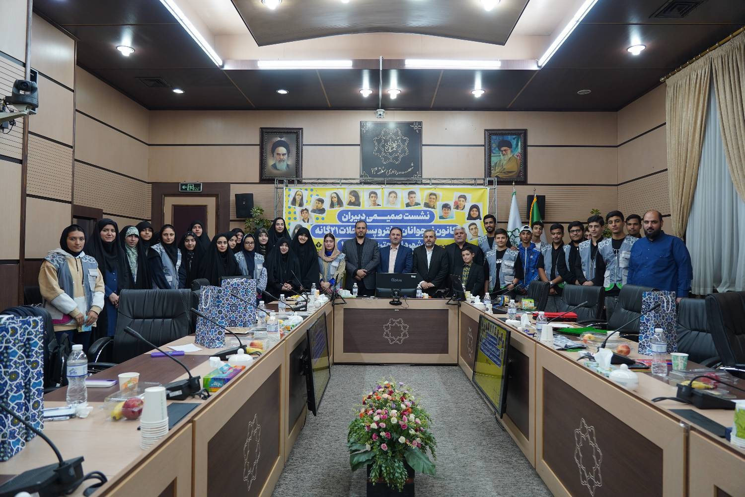 نشست صمیمانه دبیران کانون نوجوانان دختر و پسر محلات ۲۱گانه منطقه ۱۴