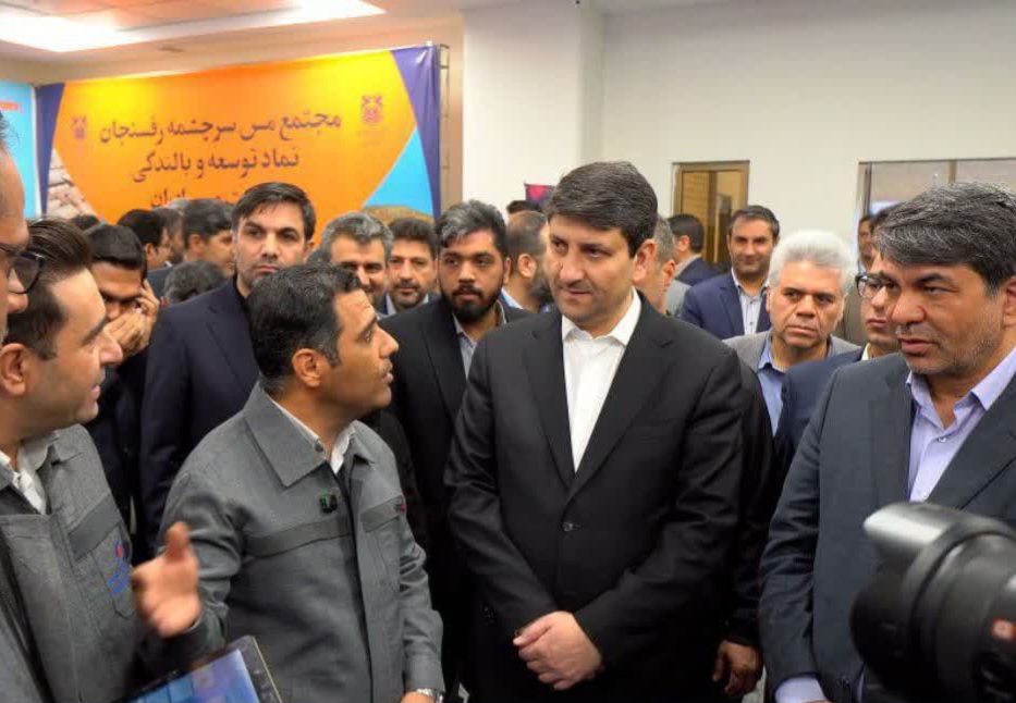 بازدید وزیر ارتباطات از غرفه فناوری اطلاعات شرکت گهرزمین