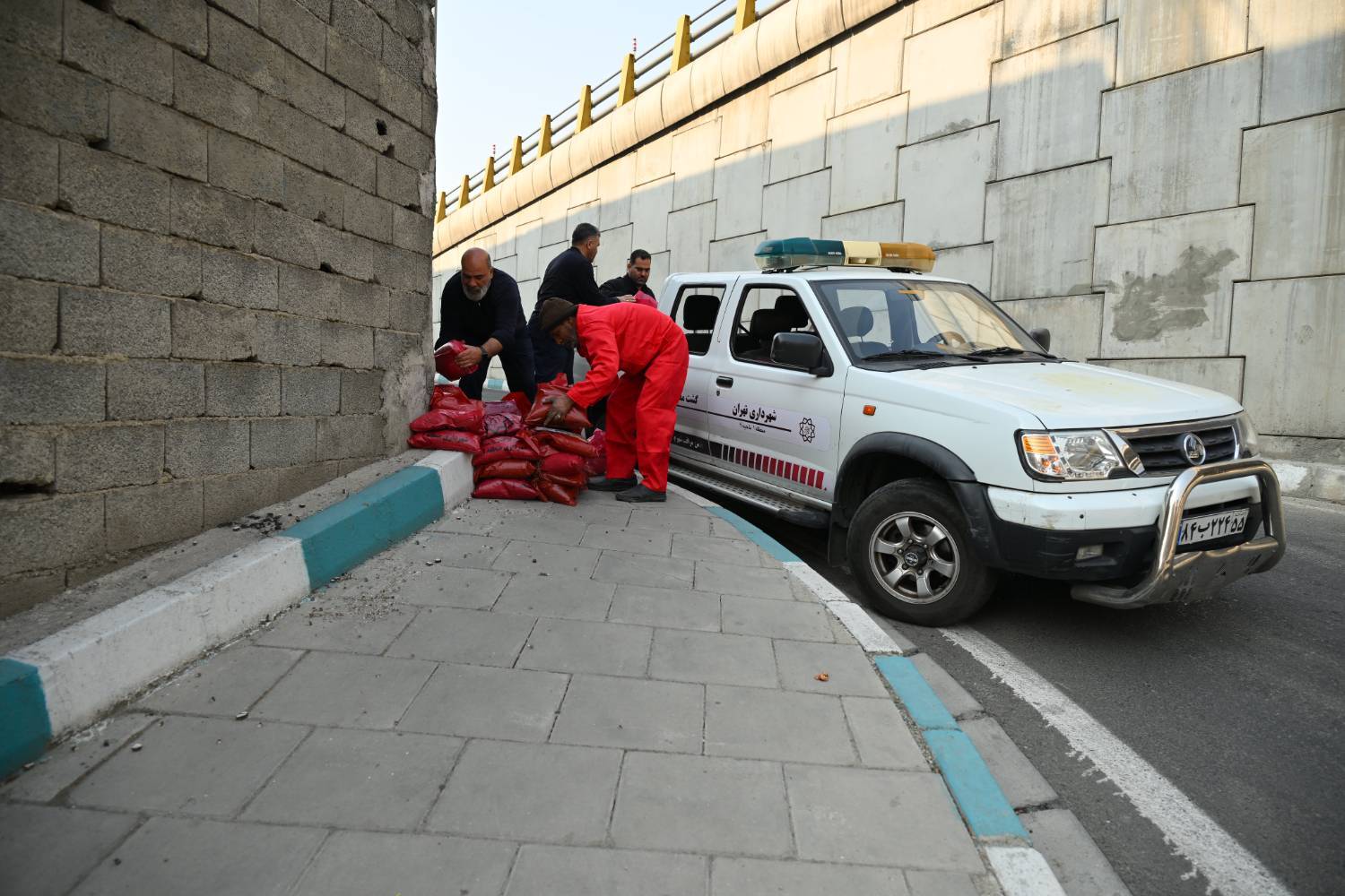 رونمایی از دومین سازه جانمایی کیسه های شن با طرح گلوله برفی در منطقه یک