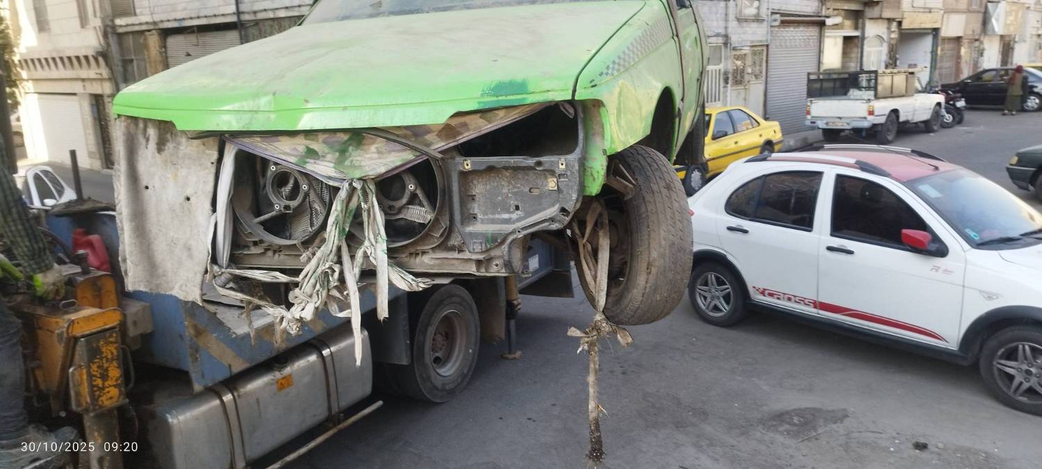 خودروهای فرسوده و رهاشده از معابر منطقه ۱۴ جمع‌آوری می‌شوند