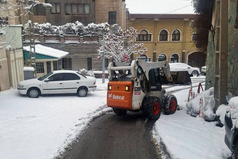 برف روبی معابر منطقه یک با فعالیت شبانه‌روزی ۷۰۰ نیروی عملیاتی