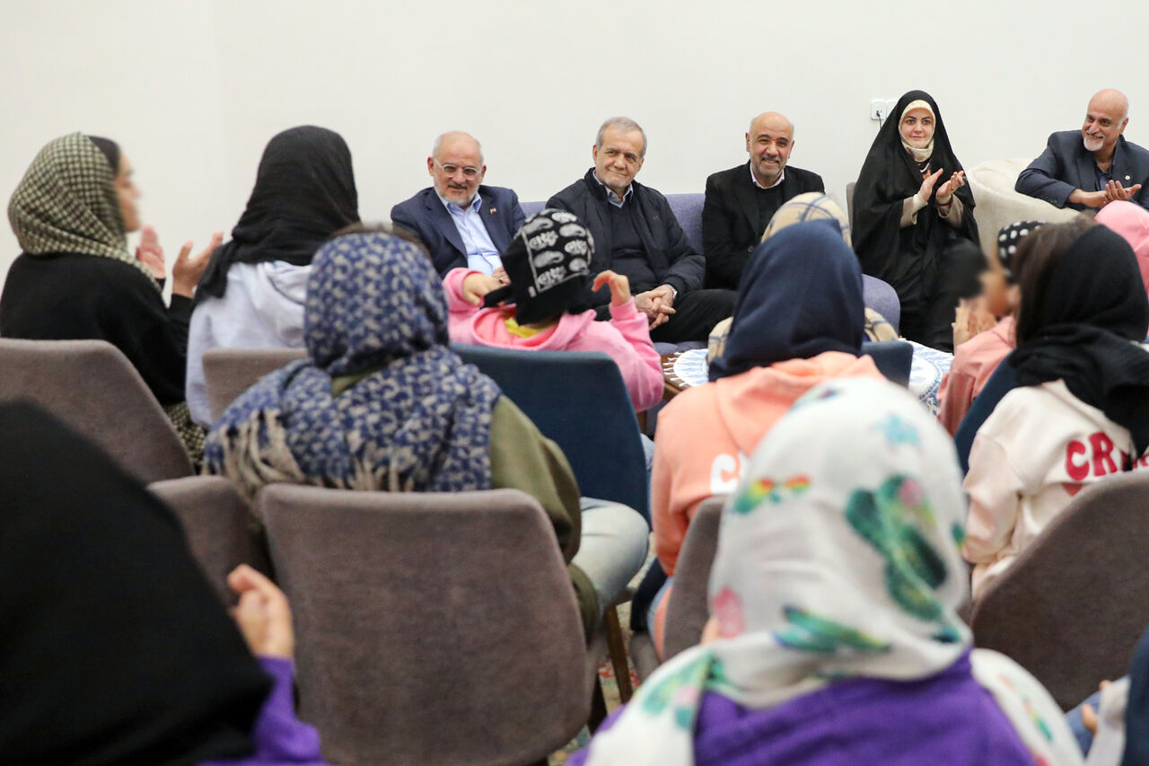 دیدار رییس جمهوری با جمعی از کودکان بی‌سرپرست و بدسرپرست