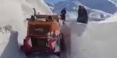 همت راهداران بر ارتفاع ۴.۵ متری برف در گردنه‌های بانه کردستان فائق شد