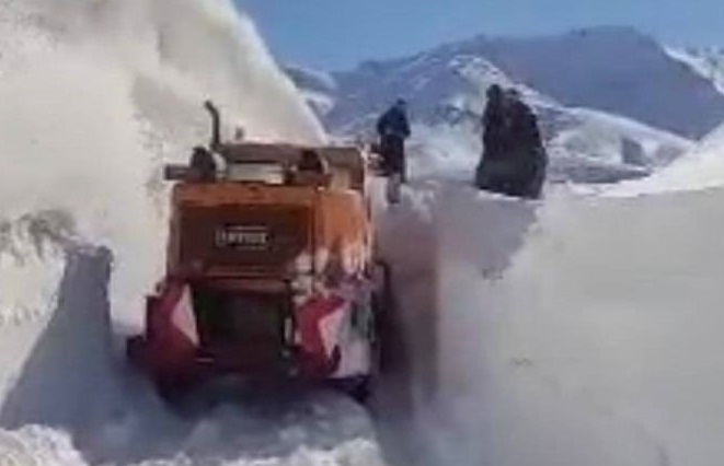 همت راهداران بر ارتفاع ۴.۵ متری برف در گردنه‌های بانه کردستان فائق شد