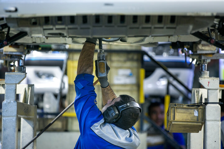 تولید خودروی سواری ۱۰ درصد کاهش یافت